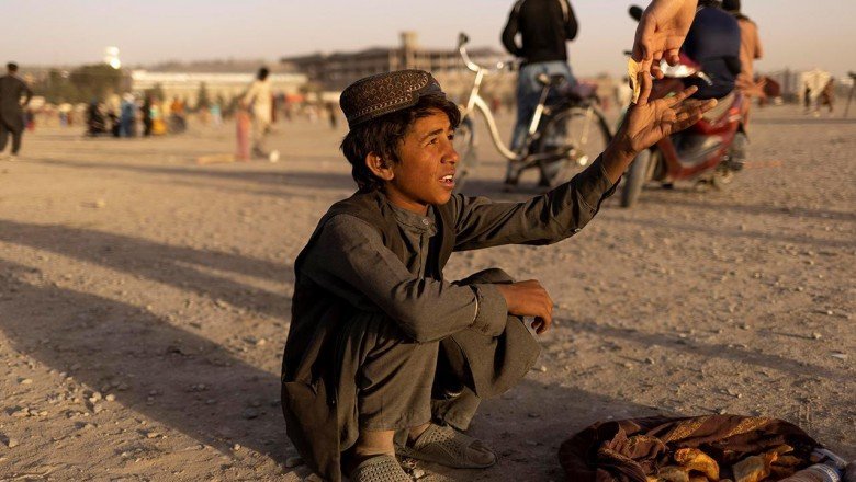 Afganistan’da yoksul halk, fırınların önünde yardım bekliyor
