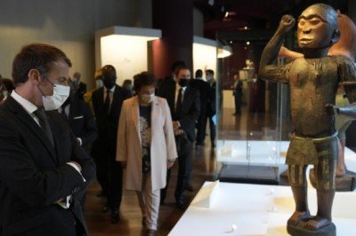 Fransa 26 tarihi eseri Benin’e iade etti
