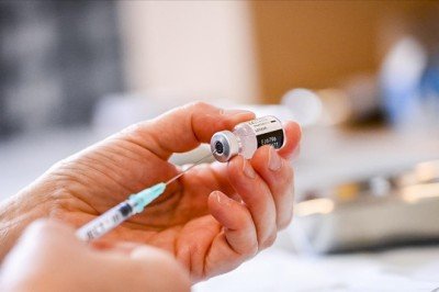 İngiltere’de 1 Nisan’dan itibaren sağlık çalışanları için Kovid-19 aşısı zorunlu olacak