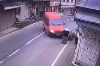Rize’de kaza can aldı: Mahalleli tepki için cenaze namazını yolda kıldı