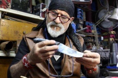 Guinness’e aday ”Şirin baba”nın gözleri bozuldu! Dünyanın en küçük bıçaklarını yapıyordu