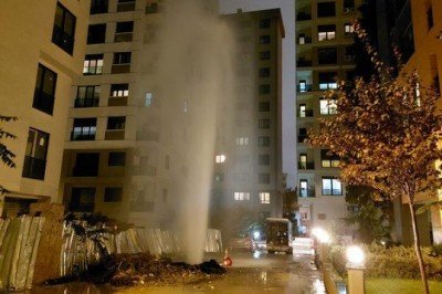 Kadıköy’de ilginç görüntü! Çalışma sırasında boru patladı, metrelerce yükseğe su fışkırdı