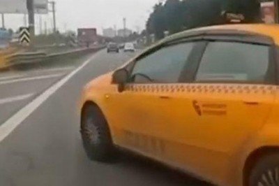 Kadıköy’de taksi ile otomobil çarpıştı! O anlar böyle görüntülendi
