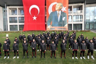 A Milli Futbol Takımı Atatürk’ü andı