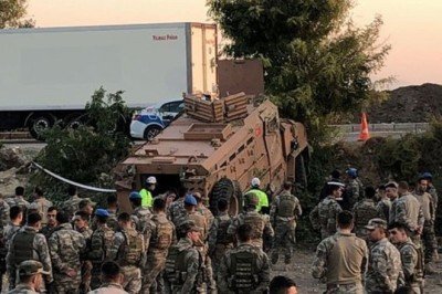 Hatay’da zırhlı askeri araç devrildi – Halk TV