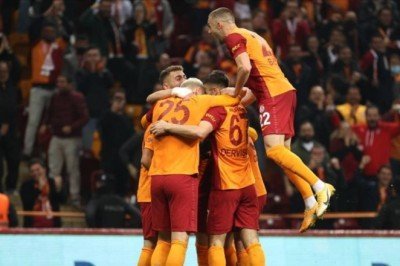Galatasaray’da 3 imza 5 yolcu