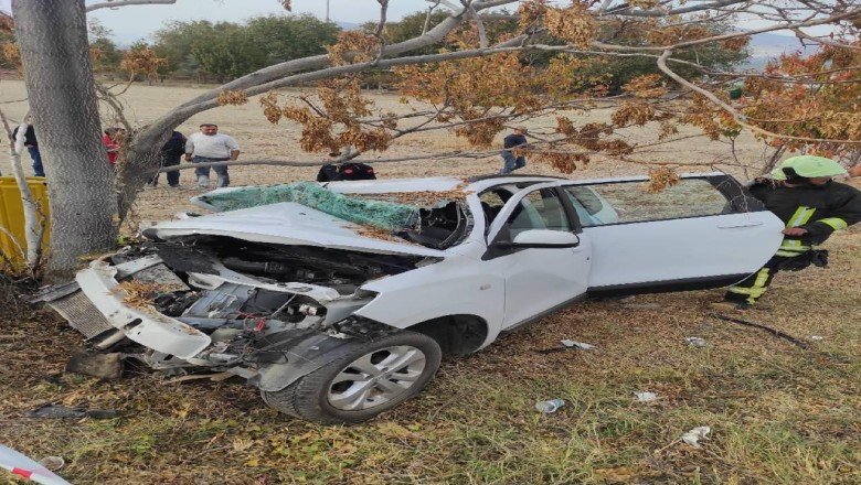 Denizli’de otomobil ağaca çarptı: 1 ölü, 1 yaralı