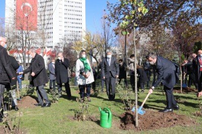 Dışişleri Bakanlığı’nın bahçesine 22 fidan dikildi