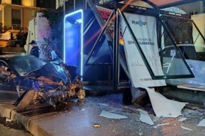 Çarpmanın etkisiyle savrulan araç ağacı ikiye bölündü