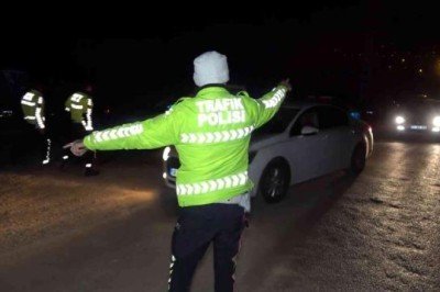 Korkunç kazada sivil polis aracı ile otomobil çarpıştı: 2’si polis 3 yaralı!