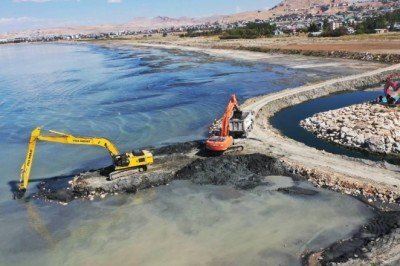 Van Gölü’nden 24 bin metreküp balçık ve dip çamuru çıkarıldı