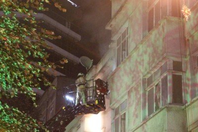 Beyoğlu’nda 4 katlı binada yangın