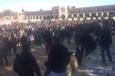 Binlerce kişi Zayende Irmağı’nın kurumaya terk edilmesini protesto etti