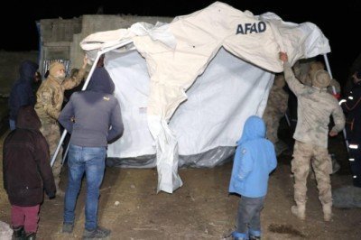 Erzurum’daki depremde evleri hasar görenler için çadır kuruldu