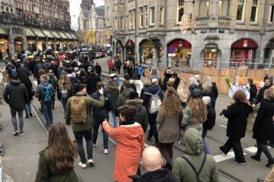 Hollanda’da kısıtlama karşıtı gösteriler devam ediyor