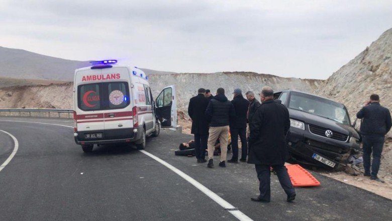 Sivas’ta minibüs devrildi: 5 yaralı