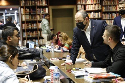 Bakan Varank, Fatih Merkez Kütüphanesi’nde gençlerle buluştu