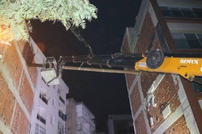 İzmir’de temeli kayan bina nedeniyle 5 apartman tahliye edildi