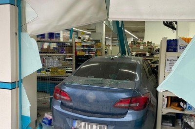 Konya’da park halindeyken hareket eden araç markete girdi