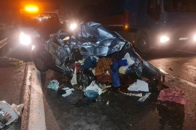 Tem Otoyolu’nda kamyon otomobile çarptı: 5 yaralı