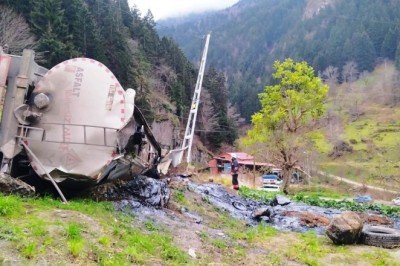 Trabzon’da zift yüklü tanker devrildi: 2 yaralı
