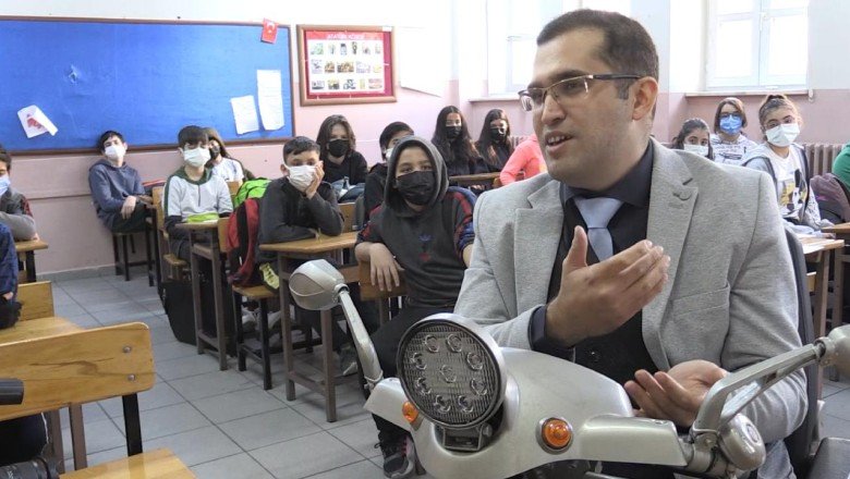 Ordu’da engelli öğretmen öğrencilerin hayatına renk katıyor