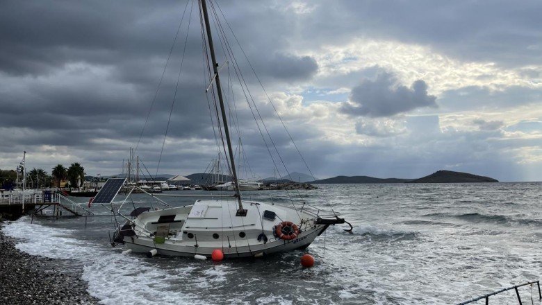 Bodrum’da bir tekne kuvvetli rüzgar nedeniyle karaya oturdu