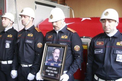 Bursa’da görevi sırasında hayatını kaybeden itfaiye eri toprağa verildi