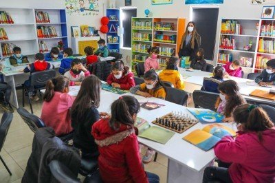 Eşine hediye olarak Van’daki okula kütüphane kurdu