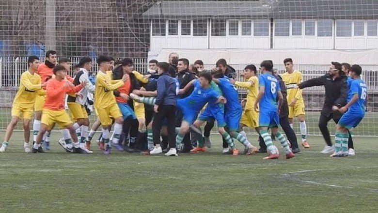 Gençler Ligi maçında kavga! 3 yaralı, 8 kırmızı kart…