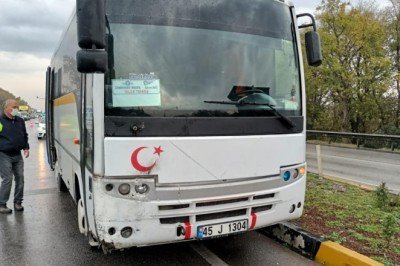 Manisa’da otomobile çarpan midibüsteki 8 işçi yaralandı