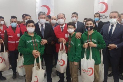 Türk Kızılay, Osmaniye’de 5 bin öğrenciye kıyafet yardımında bulundu