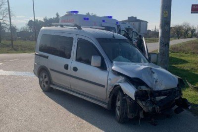 Düzce’de belediye otobüsüyle çarpışan hafif ticari araçtaki 2 kişi yaralandı