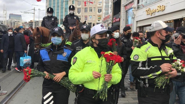 Polis ekipleri Taksim’de kadınlara çiçek dağıttı