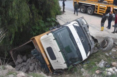 Bodrum’da hafriyat kamyonu dere yatağına yuvarlandı