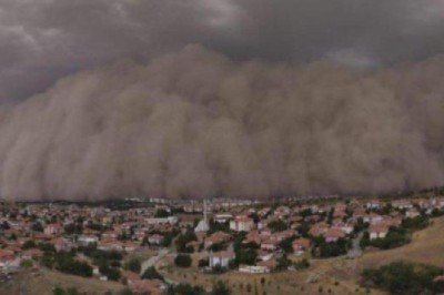 Konya’da kum fırtınası karayolu kapattı!