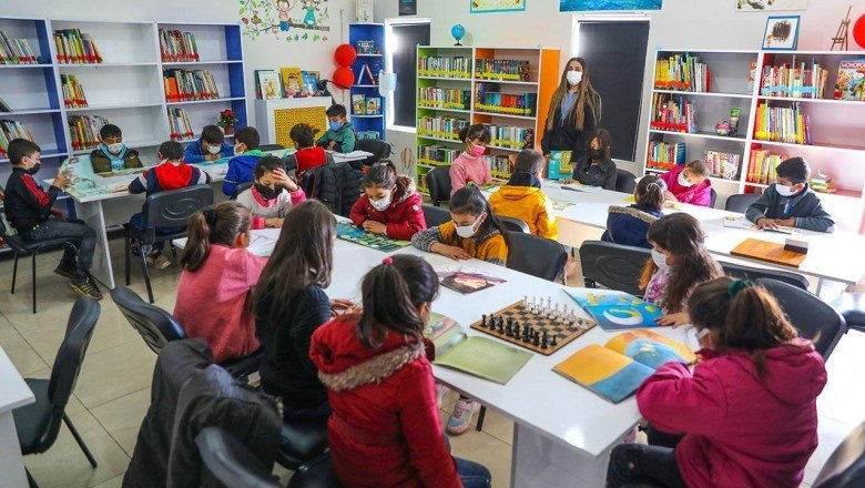Eşine hediye olarak Van’daki okula kütüphane kurdu