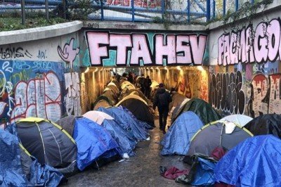 Fransa’da çocuk göçmenler Paris’te köprü altında hayata tutunmaya çalışıyor