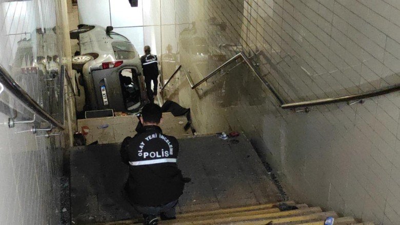 Bursa’da araç metro istasyonuna girdi