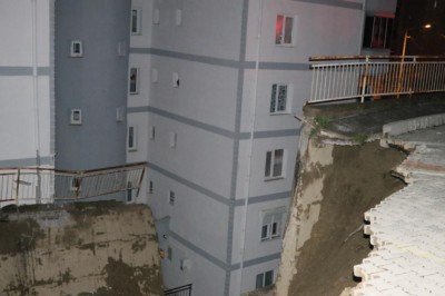 İzmir’de istinat duvarı çöktü: 2 apartman tahliye edildi