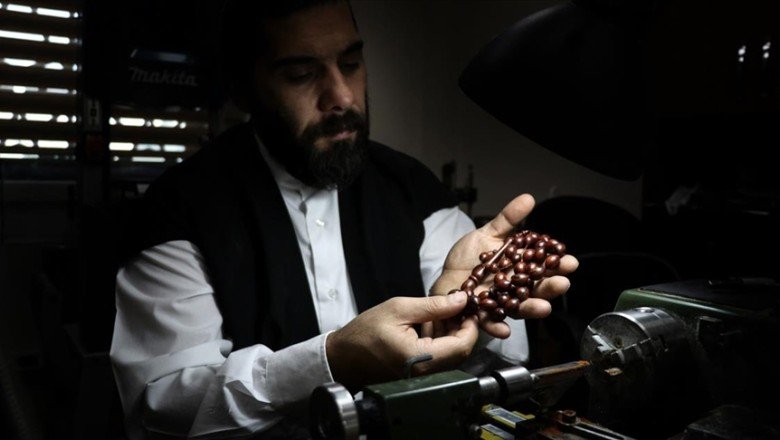 Gündüz tespih taneleriyle akşam sema gösterisiyle Allah’ı zikrediyor