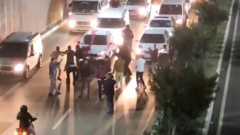 Düğün konvoyu ‘oynamak’ için yolu trafiğe kapattı