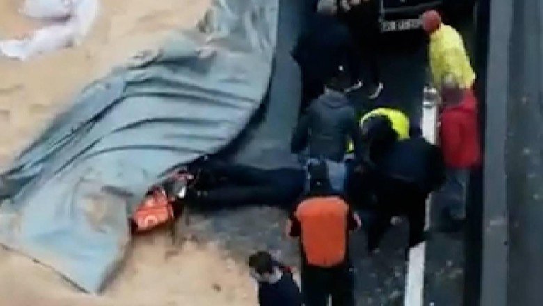Kepek yüklü kamyon motosikletli kuryenin üzerine devrildi