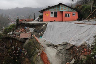 Zonguldak’ta heyelan anı ve yaşanan panik kamerada