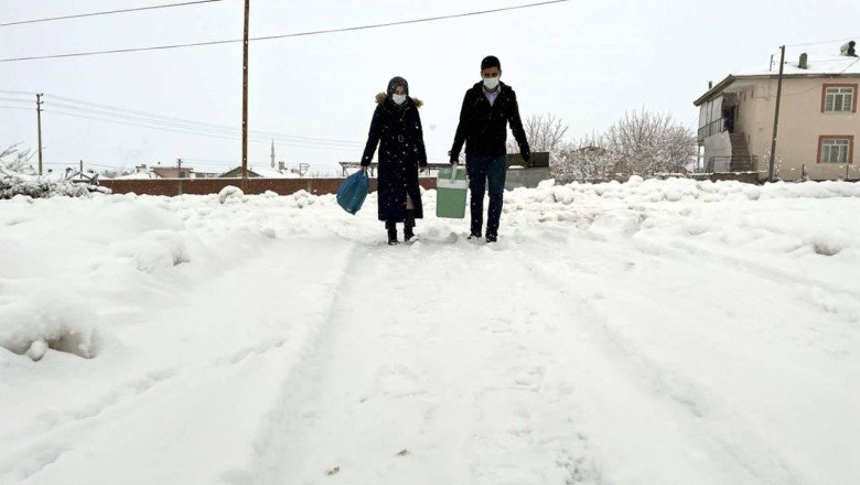 Sağlık ekipleri aşı olamayanlar için karlı yolları aşıyor