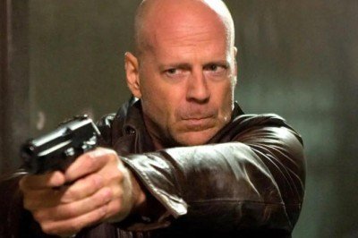 Bruce Willis’in hastalığıyla ilgili yeni iddia: “Sette silahı yanlış zamanda ateşledi”