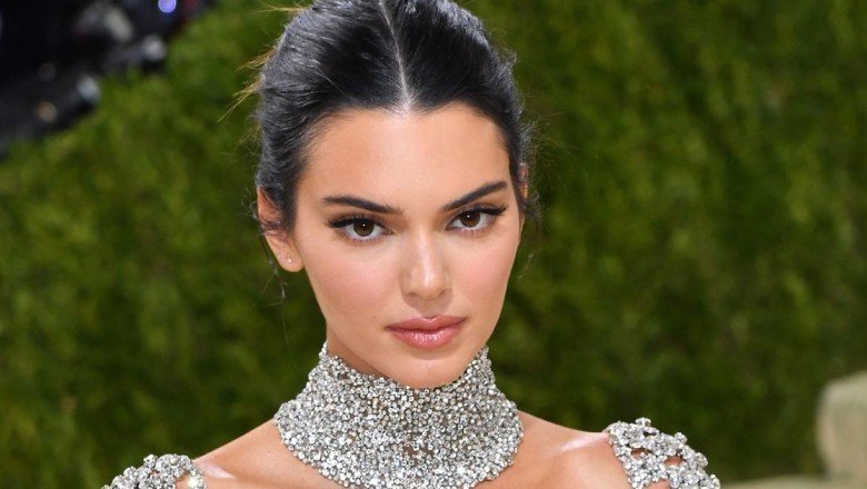 Kendall Jenner, Instagram’da “ayak parmağıyla ilgili yorumları engelleyeceğini” söyledi
