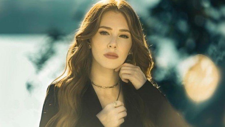 Pencere önünde poz verdi! Dekoltesiyle olay oldu