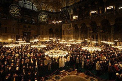 Bu neyin öfkesi: Ayasofya’da kılınan namaza ‘ter ve ayak kokusu’ iması yapıldı