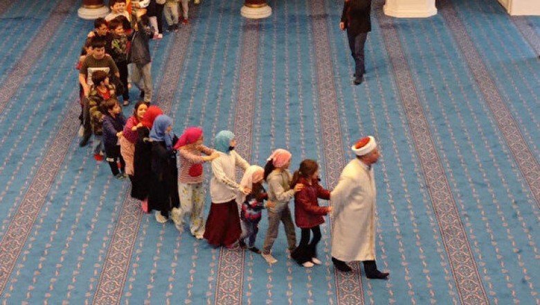 Çocuklara camiyi sevdirmek isteyen imamdan harika yöntem: ‘Kutu kutu pense’